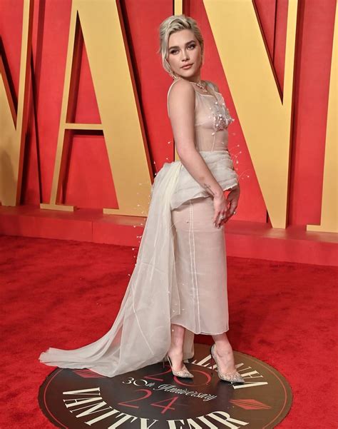 Florence Pugh dévoile ses mamelons sur le tapis rouge et ...